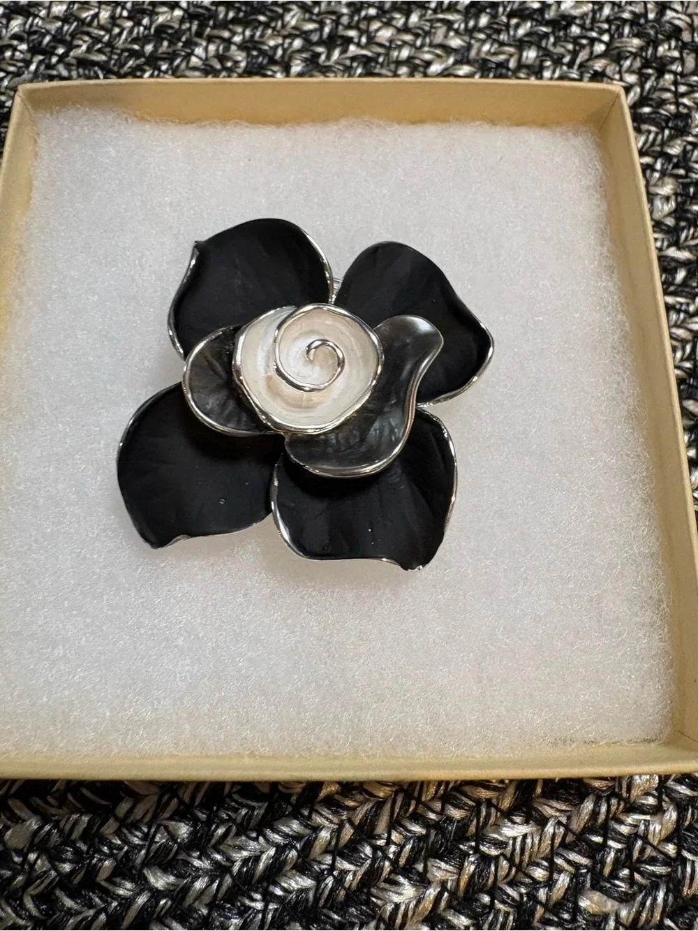 Magnetic Fastener Black Flower Pin Brooch - Unbranded